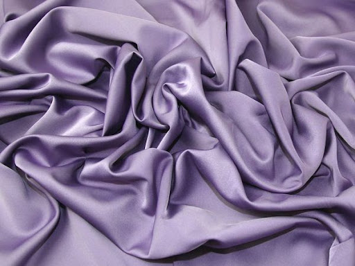 Chất vải lụa satin mềm mại, bề mặt vải óng ánh nên rất đẹp