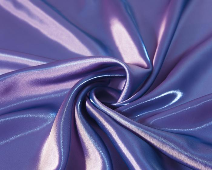 Do có bề mặt trơn bóng, óng ả nên vải satin được ứng dụng trong nhiều lĩnh vực