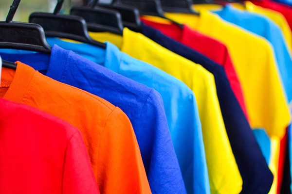 Kiểm tra màu sắc và chất liệu của áo đồng phục