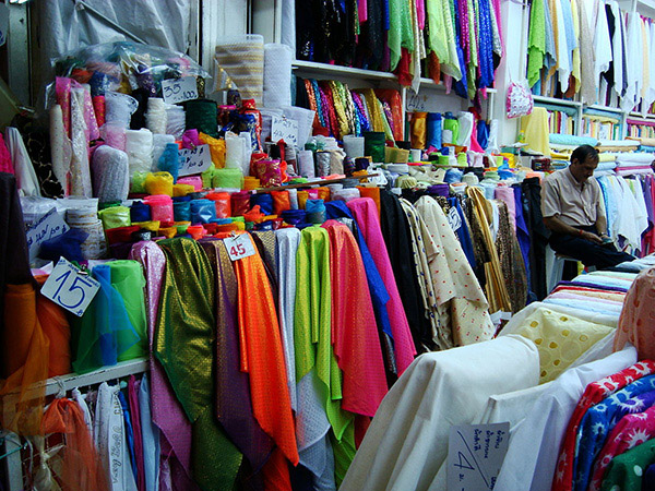 Nên mua vải trực tiếp tại nơi sản xuất hoặc chợ vải để được giá sỉ