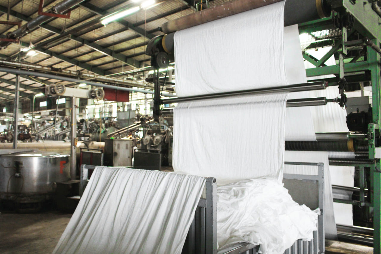 Quy trình dệt vải cotton được can thiệp bởi máy móc hiện đại 