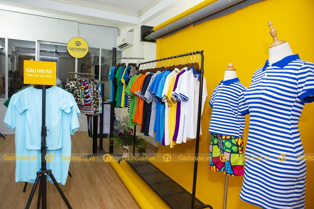Showroom trưng bày các sản phẩm áo đồng phục của Gạo House