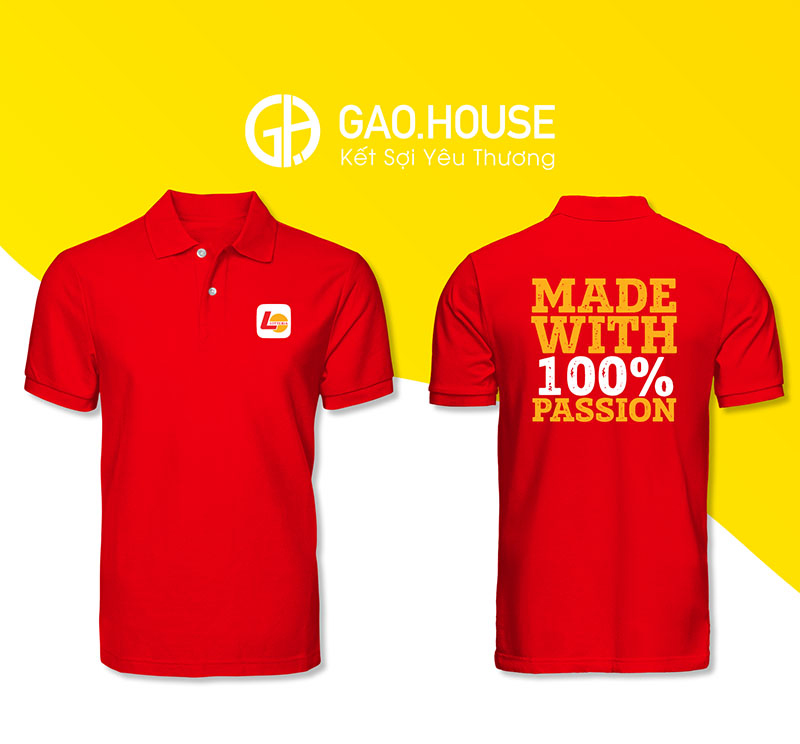 Áo đồng phục Lotteria màu đỏ chủ đạo và câu slogan nổi bật