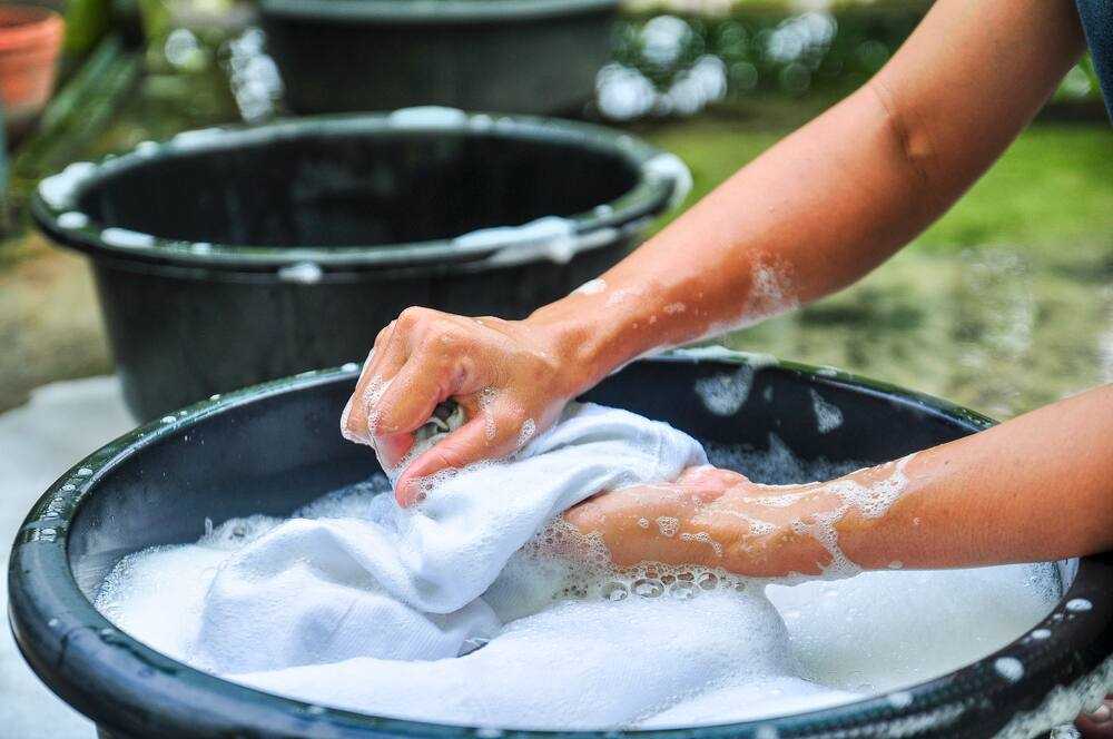 Ưu tiên giặt vải bằng tay để kiểm soát độ bền