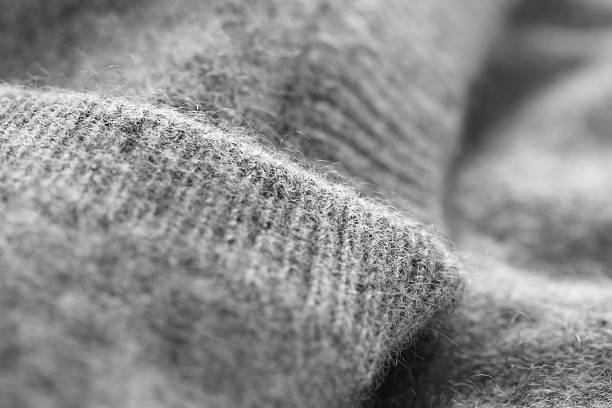 Vải cashmere cao cấp luôn có sợi lông tơ trên bề mặt