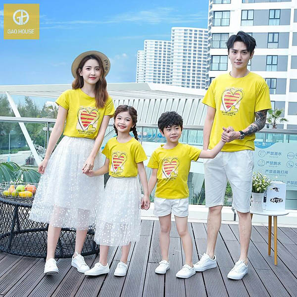 Mẫu áo đồng phục gia đình 4 người màu vàng phối quần kaki cao cấp