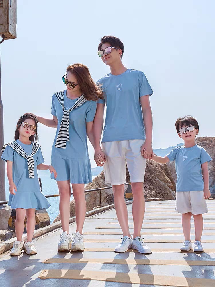 Váy đồng phục đi biển màu xanh dương cho gia đình 4 người