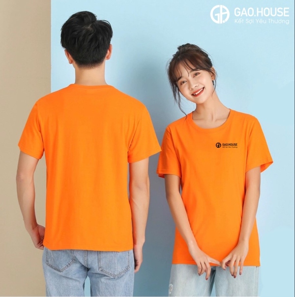 Những chiếc áo đồng phục màu cam sở hữu size số đa dạng và cuốn hút