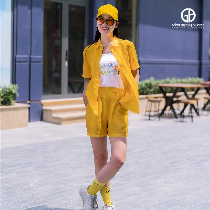 Mẫu áo gia đình đi biển hiện đại màu vàng