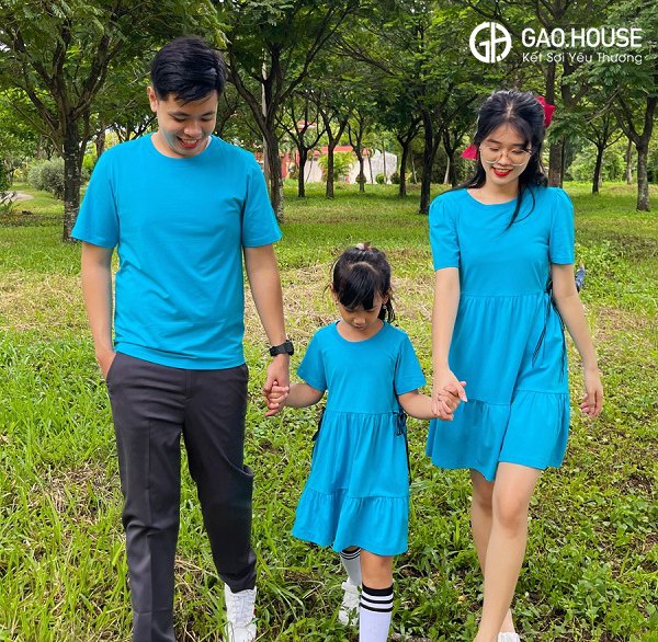 mẫu áo gia đình đi biển cổ tròn