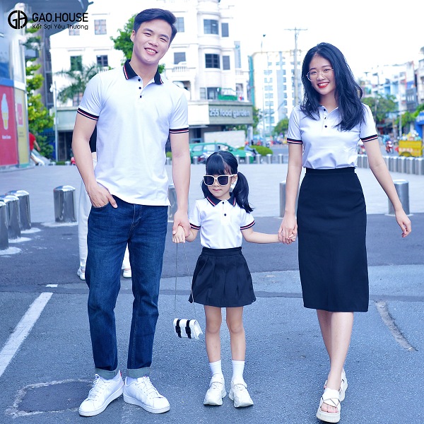 mẫu áo gia đình có cổ với quần jeans 