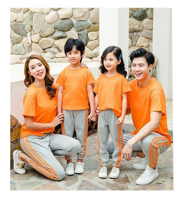 Mix áo gia đình màu cam cùng quần jeans