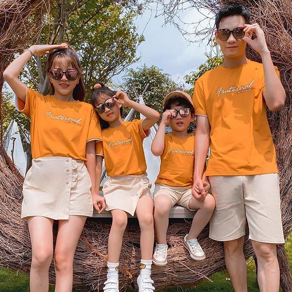 Xu hướng mặc áo gia đình màu cam ngày càng phổ biến