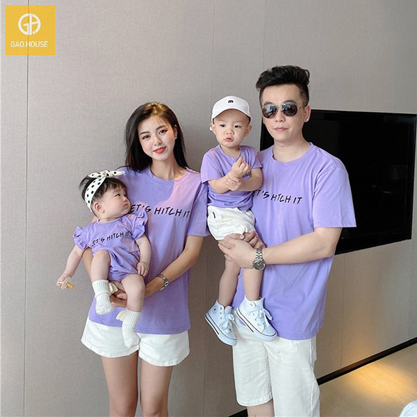 Áo phông gia đình màu tím phối với quần short trắng 