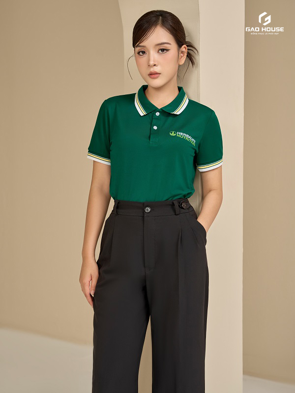 đồng phục công ty màu xanh phối cổ line vàng trắng