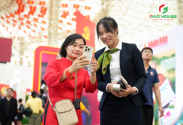 đồng phục giao dịch viên Vietcombank