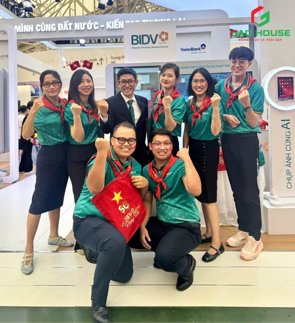 in đồng phục ngân hàng BIDV